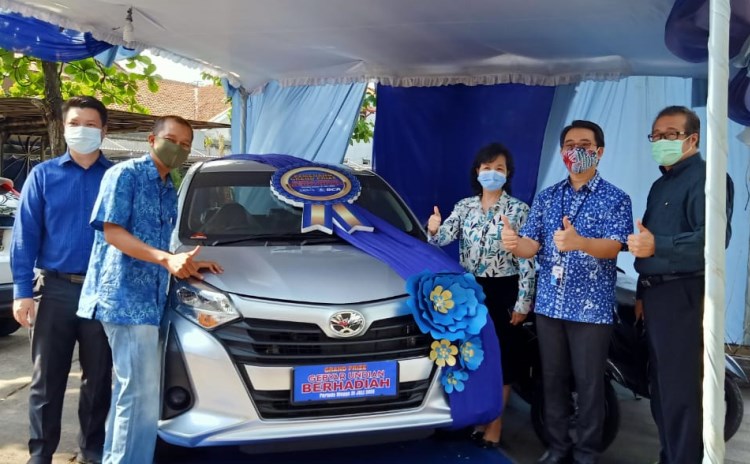 PS ADA Group Heryono dan Kepala Fungsional Customer Card Bank BCA Tbk Budi Raharjo menyerahkan hadiah grand prize Toyota Calya kepada pemenang undian Gebyar Undian Berhadiah Khoirul Anwar Effendi dari Solo. (Istimewa)