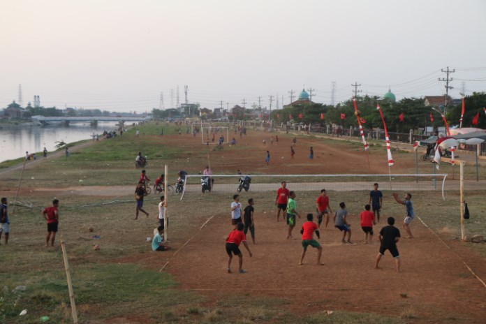 Bantaran BKT yang proses pembangunannya terhenti karena Covid-19 ini, dimanfaatkan warga sebagai lahan berolahraga. Kini ada belasan lapangan sepakbola.  (Nur Chamim/Jawa Pos Radar Semarang)