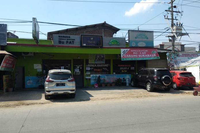 Warung Makan Bu Fat yang terkenal dengan menu ndas manyung ini masih tutup Kamis (17/9/2020) kemarin, tapi akan buka kembali Sabtu (19/9/2020). (Nurwahidi/Jawa Pos Radar Semarang)