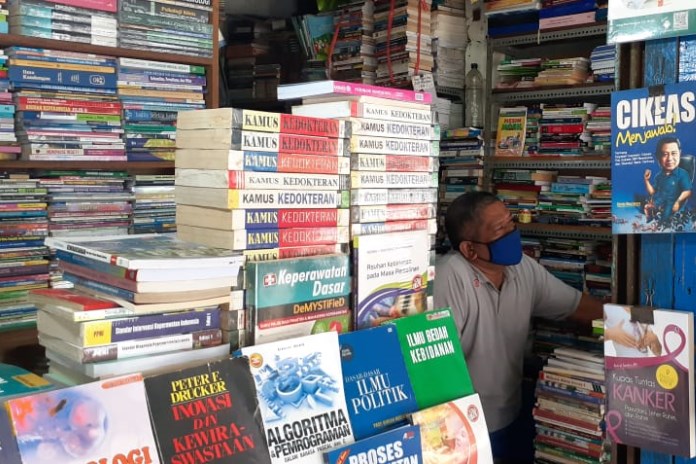 Salah satu penjual buku di Kios Buku Stadion Diponegoro sedang melayani pembeli Senin (31/8/2020). (Alvi Nur Janah/Jawa Pos Radar Semarang)