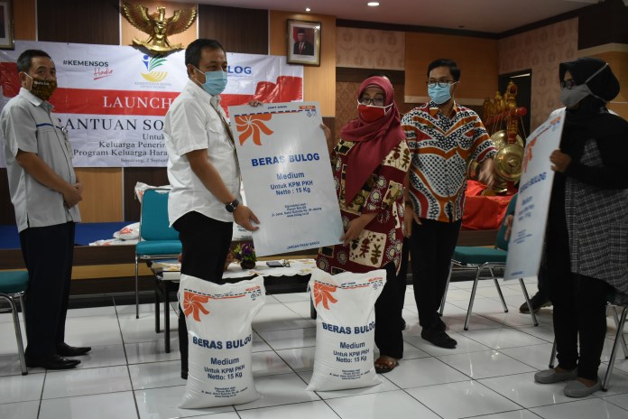 Pemimpin Wilayah Perum Bulog Jateng Miftahul Ulum saat meluncurkan program bansos beras, kemarin (2/9/2020). (M Nur Wahidi/Jawa Pos Radar Semarang)
