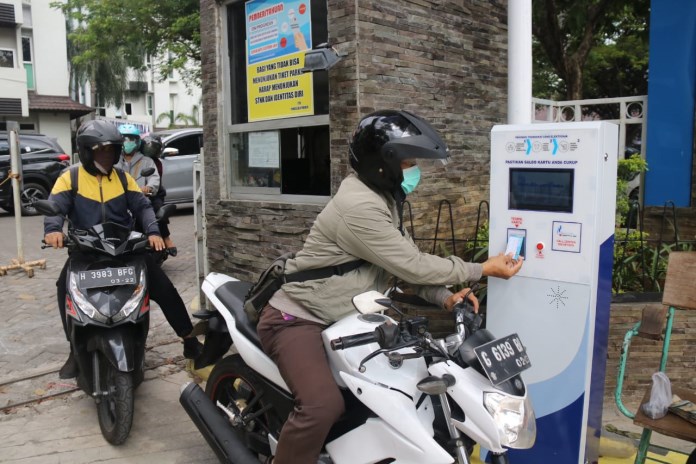 Pengunjung RSUP DR Kariadi menggunakan kartu elektronik saat bertransaksi secara non-tunai saat hendak masuk area parkir. (Istimewa)