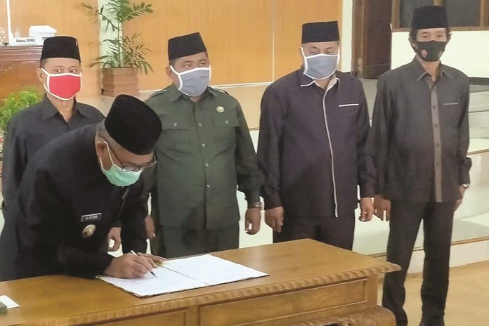 Ketua DPRD Demak H Fahrudin Bisri Slamet dan Wakil Ketua Zayinul Fata, H Maskuri, dan Nur Wahid menyaksikan penandatanganan Perda APBD Perubahan 2020 oleh Bupati Demak HM Natsir dalam rapat paripurna. (Wahib Pribadi/Jawa Pos Radar Semarang)