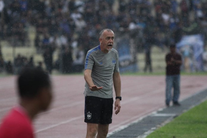 Dragan Djukanovic menggembleng anak asuhnya latihan fisik di Stadion Citarum Kota Semarang. (Baskoro Septiadi/Jawa Pos Radar Semarang)