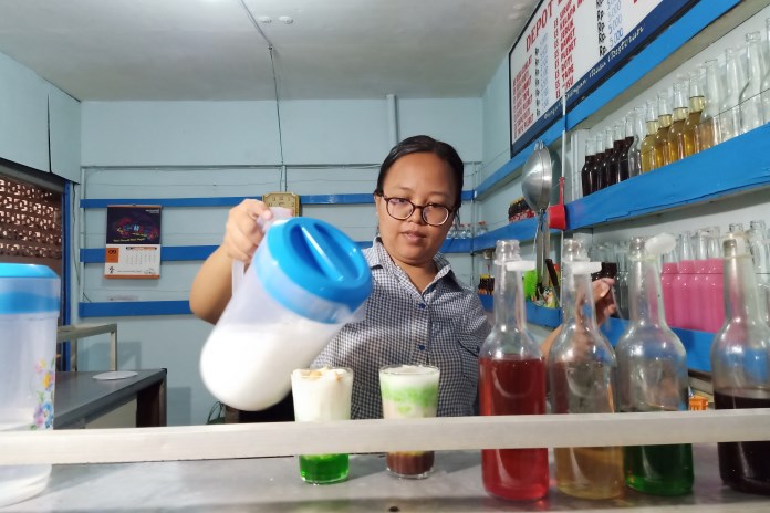 Depot es Semanggi menempati kios sederhana, dan penataan botol-botol sirup yang khas. (Puput Puspitasari/Radar Semarang)