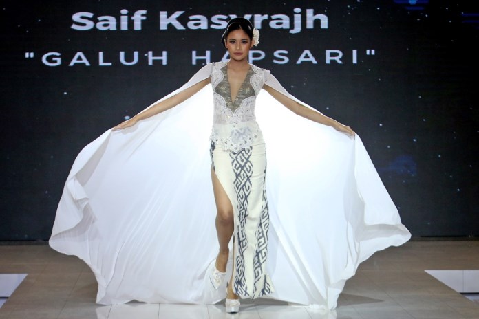 Desainer Saif Kasyrajh mengusung tea Galuh hapsari dalam fashion show virtual ketiga yang digelar BBPLK Semarang, Kamis (10/9/2020). (Nur Chamim/Jawa Pos Radar Semarang)