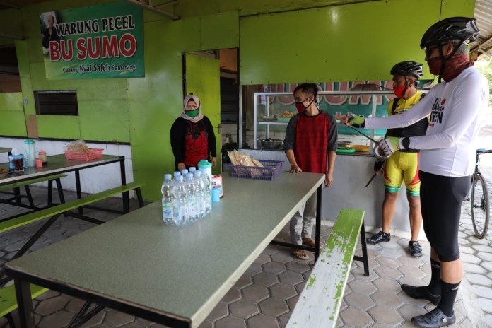 Gubernur Jateng Ganjar Pranowo saat sidak protokol kesehatan di warung makan pecel Bu Sumo di Jalan Jolotundo, Semarang (23/9/2020). (Istimewa)
