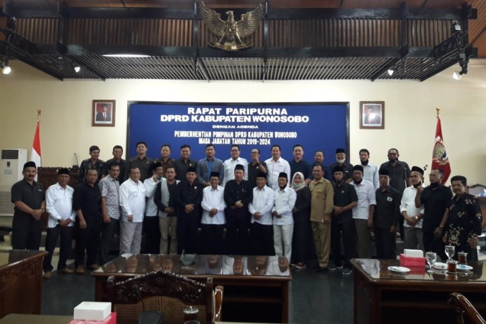 Afif Nurhidayat dan Muhmamad Albar saat mengikuti rapat Bamus terakhir sebelum berpamitan menjadi anggota dan pimpinan dewan. (Sigit Rahmanto/Jawa Pos Radar Semarang)