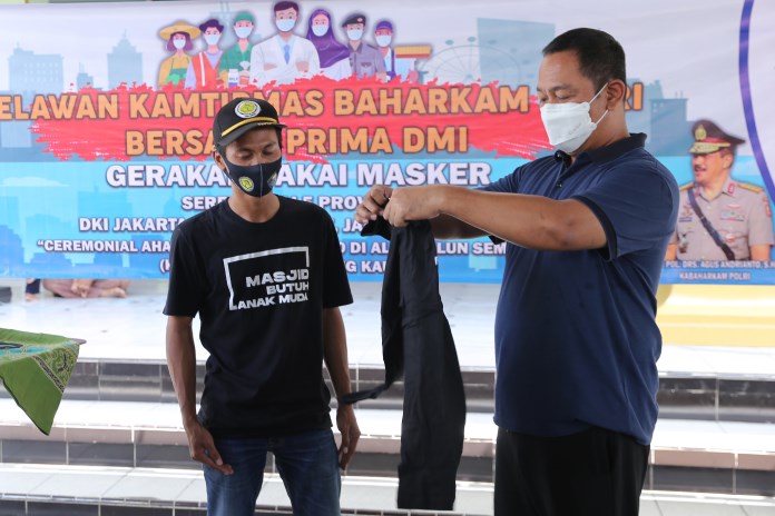 Wali Kota Semarang Hendrar Prihadi menyerahkan kaus secara simbolis kepada relawan gerakan pakai masker yang akan membagikan 5.000 masker gratis kepada masyarakat Minggu (13/9/2020). (Nur Wahidi/Jawa Pos Radar Semarang)
