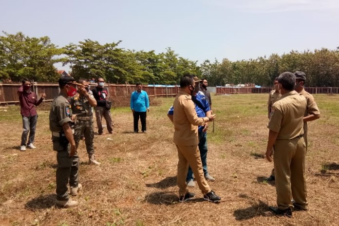 Bupati Batang Wihaji sidak lokasi pembangunan GOR Indoor di Jalan dr Sutomo eks pasar darurat Batang Selasa (29/9/2020). (Istimewa)