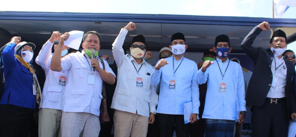 Cabup Cawabup Mugiyono-Muhammad Badruddin bersama Ketua DPC Gerindra H Maskuri dan Ketua DPD Nasdem Demak H Budi Ahmadi saat deklasi di Alun-Alun Demak (4/9/2020). (Wahib Pribadi/Jawa Pos Radar Semarang)