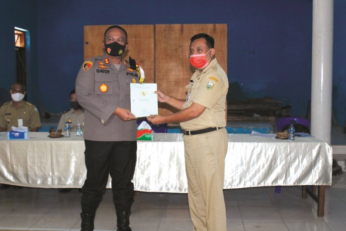 Sekda Kabupaten Semarang serahkan sertifikat tanah kepada Kapolres Semarang di Desa Klepu. (Maria Novena/Jawa Pos Radar Semarang)