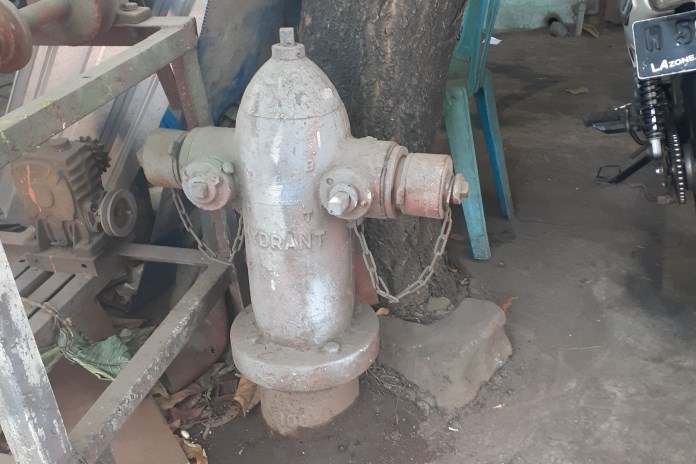 Hydrant yang seharusnya berwarna merah menyala ini, warnanya berubah kusam, tak terurus, berdebu, bahkan bentuknya tidak lagi lengkap. (Septiani Dwi Larasati-Maftu Khatulaila/Jawa Pos Radar Semarang)