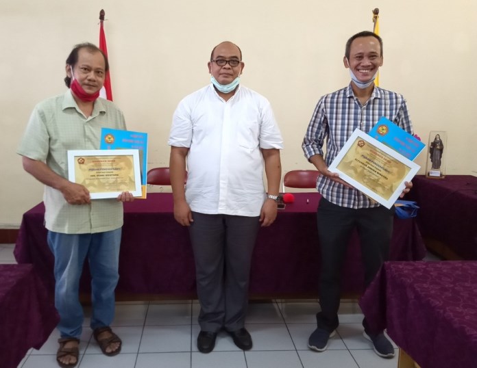 Pencipta lirik Jingle Domsav Ign Benni Kristono (kiri), Kepala SMP Domenico Savio Br Antonius Parjana FIC (tengah) Arranger Alfonso Andika Wiratma (kanan) usai serah terima hak cipta.  (Istimewa)