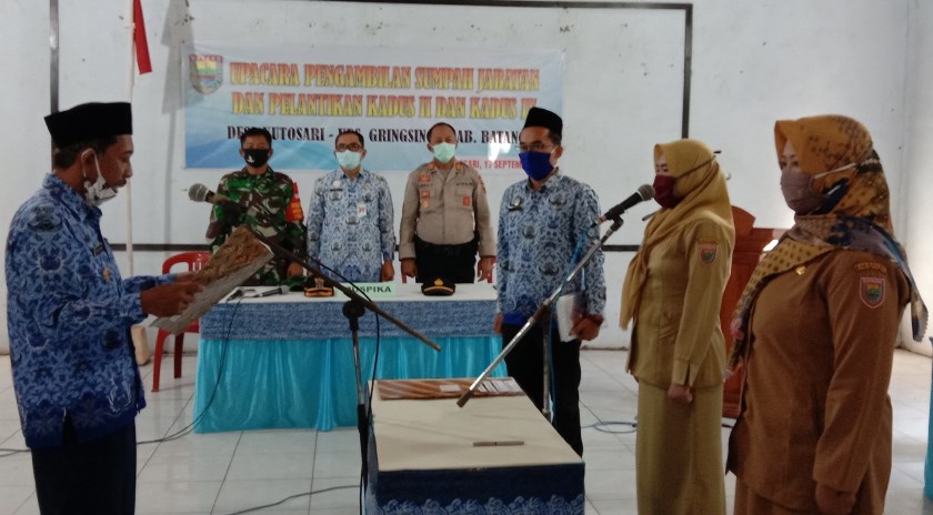 Kepala Desa Kutosari Teguh Pamuji, A.Md melantik Eri Ernayati  dan Rifqi Rahmawati sebagai kadus Kamis (17/9/2020) disaksikan Muspika Gringsing. (Riyan Fadli/Jawa Pos Radar Semarang)