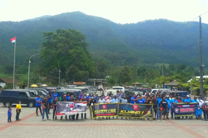 Anggota komunitas Kijang+62 berpose bersama di lereng Gunung Telomoyo Minggu (20/9/2020). (Istimewa)