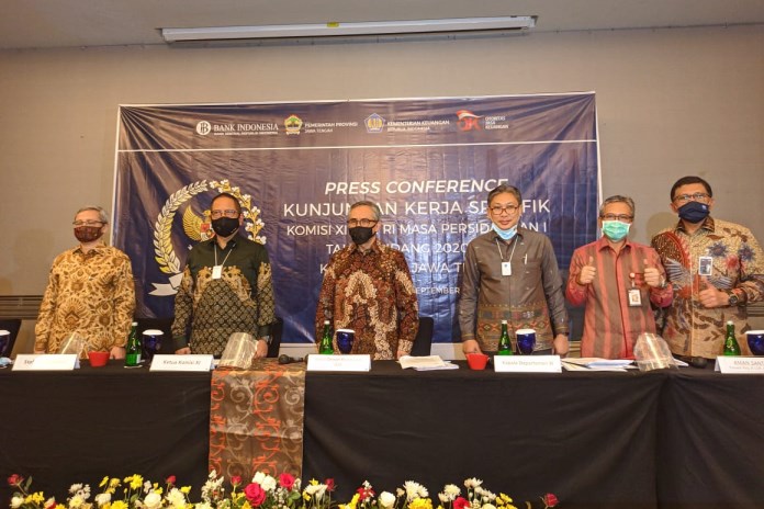 Ketua Komisi XI DPR RI, Dito Ganinduto (ketiga kiri) saat berkunjung ke Semarang untuk membahas agenda Pemulihan Ekonomi Nasional (PEN). (Rifqi Hindami/Jawa Pos Radar Semarang)