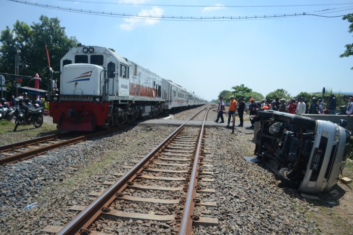 Kondisi mobil Gran Max usai tersambar kereta api barang di perlintasan tanpa palang pintu di Stasiun Jrakah Semarang. (Nur Wahidi/Jawa Pos Radar Semarang)