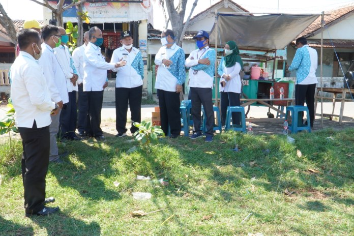Wali Kota Pekalongan HM Saelany Machfudz meninjau lapangan Pallapa Kelurahan Kandang Panjang Kecamatan Pekalongan Utara Selasa (8/9/2020). (Lutfi Hanafi /Jawa Pos Radar Semarang)
