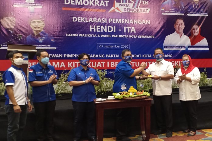Ketua DPC Partai Demokrat Kota Semarang, Wahyoe Liluk Winarto memberikan potongan tumpeng kepada Wali Kota Semarang, Hendrar Prihadi sebagai wujud nyata mendukung dalam Pilwakot 2020 Kota Semarang. (Adennyar Wycaksono/Jawa Pos Radar Semarang)