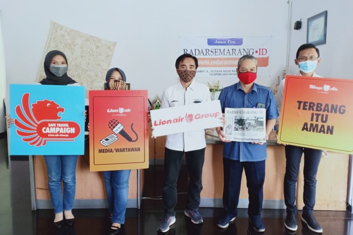 Corporate Communications Strategic of Lion Air Group Danang Mandala Prihantoro dan Pemimpin Redaksi Jawa Pos Radar Semarang Arif Riyanto saat kampanye terbang itu aman,. (Mariska Hemas/Jawa Pos Radar Semarang)