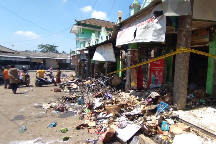 Pemilik kios berusaha menyelamatkan barang dagangan yang masih bisa diselamatkan usai kebakaran yang menimpa tiga kios di kawasan pasar sayur Ngasem Bandungan Rabu (9/9/2020) dini hari. (M Wildan Mustofa/Jawa Pos Radar Semarang)