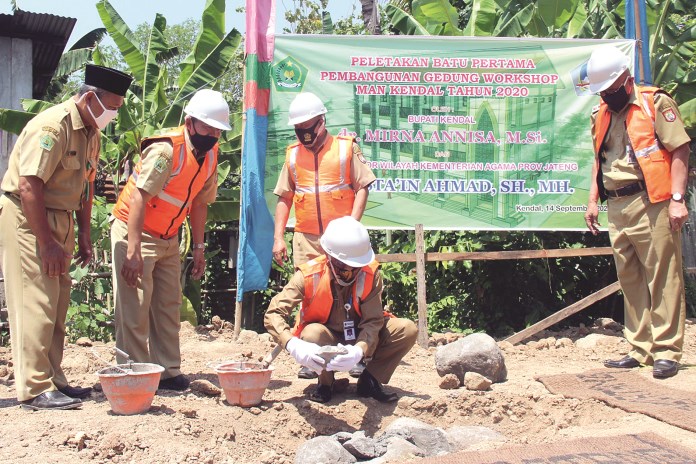 Wakil Bupati Kendal Masrur Masykur saat peletakan batu pertama pembangunan gedung workshop di MAN Kendal. (Istimewa) 