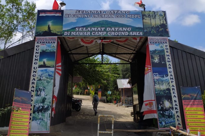 Basecamp Mawar Sidomukti yang menjadi pintu gerbang jalur pendakian Gunung Ungaran. (Aldino Efrilian/Jawa Pos Radar Semarang)