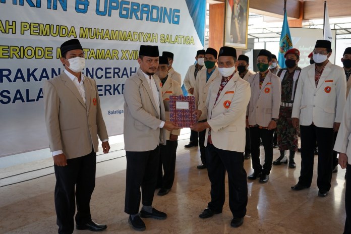 Pelantikan Pimpinan Daerah Pemuda Muhammadiyah, yang dijabat Muttaqin. (Dhinar Sasongko/Jawa Pos Radar Semarang)