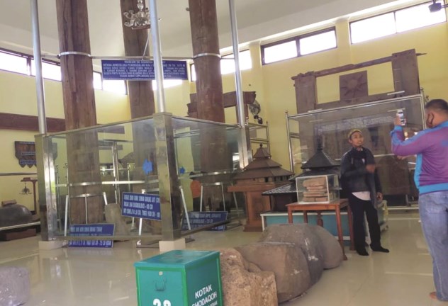 Pengunjung sedang selfie di dalam museum Masjid Agung Demak. (Wahib Pribadi/Jawa Pos Radar Semarang)