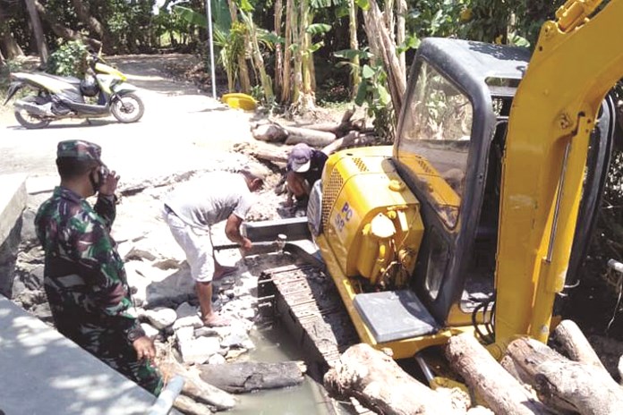 Alat berat diterjunkan untuk normalisasi Sungai Jatirogo, Kecamatan Bonang. (Wahib Pribadi/Jawa Pos Radar Semarang)