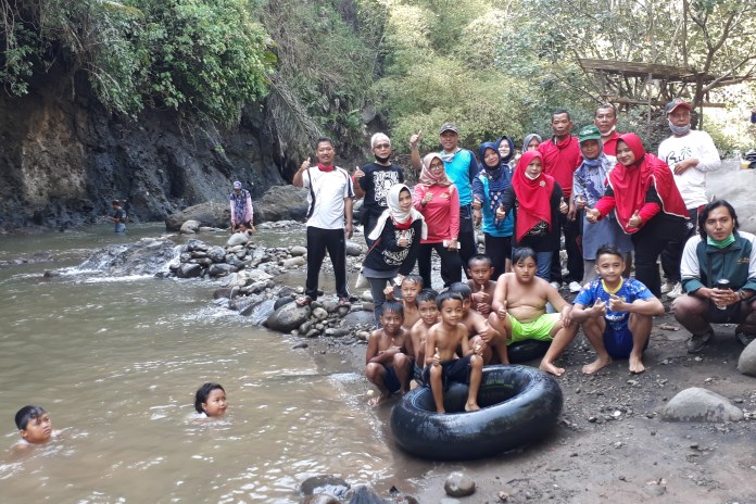 Bambang Haryanto, Yiyi Setyaningtyas, Sohib Ansori, warga Patemon dan anak-anak menunjukkan wisata baru Sungai Kedung Tretes. (Joko Susanto/Jawa Pos Radar Semarang)