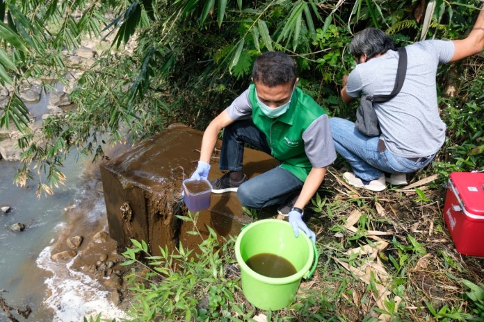 DLH Temanggung mengambil sampel air limbah yang dibuang pabrik tekstil di hulu kali Elo Desa Soropadan, Kecamatan Pringsurat Jumat (11/9/2020). (Tabah Riyadi / Jawa Pos Radar Semarang)