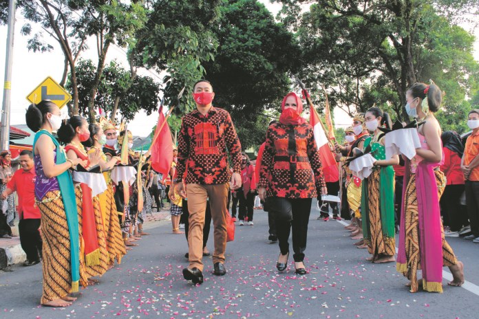 Bakal Paslon Wali Kota dan Wakil Wali Kota Magelang Aji Setyawan-Windarti Agustina meninggalkan KPU Kota Magelang. (Puput Puspitasari/ Jawa Pos Radar Semarang)