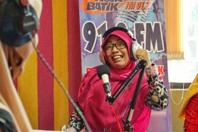 Beberapa perwakilan guru saat melakukan siaran PJJ di LPPL Radio Kota Batik (RKB) Rabu (2/9/2020). (Lutfi Hanafi/Jawa Pos Radar Semarang)