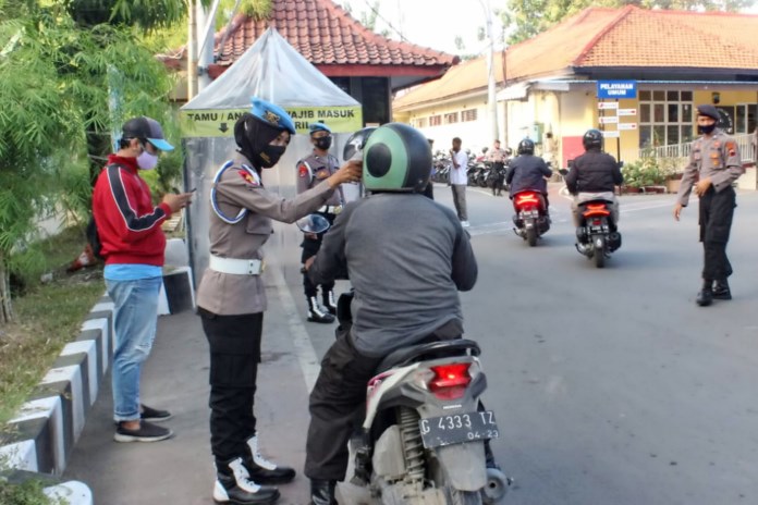 Anggota Polres Pemalang diperiksa sebelum masuk ke lingkungan kantor dalam operasi yustisi prokes. (Lutfi Hanafi/Jawa Pos Radar Semarang)
