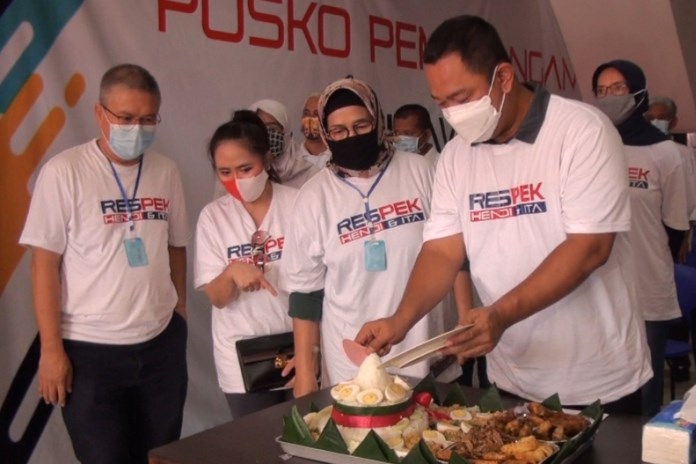 Wali Kota Semaarang Hendrar Prihadi sekaligus calon petahana (tengah) ketika meresmikan posko relawan Respek Hendi-Ita. (Adennyar Wycaksono/Jawa Pos Radar Semarang)
