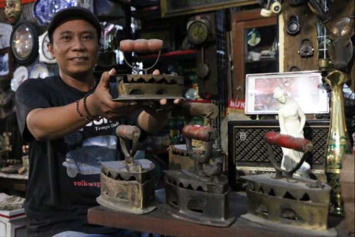 Setrika arang jadi salah satu buruan penggemar barang antik. Salah satu tempat yang menjualnya di Galeri Industri Kreatif Kota Lama Semarang. (Nurchamim/Jawa Pos Radar Semarang)