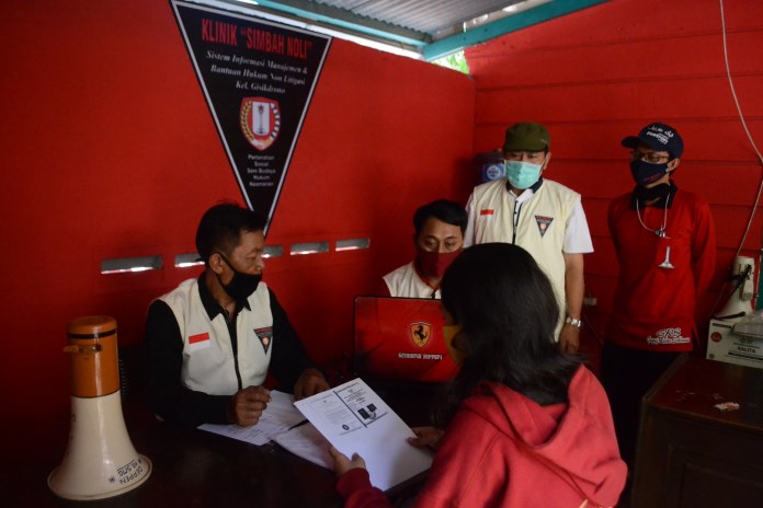 Ketua Simbah Noli Kelurahan Gisikdrono, Sri Widodo didampingi Lurah Gisikdrono Sunardi ketika menemui warga yang melaporkan permasalahan perdata. (Nur Wahidi/Jawa Pos Radar Semarang)