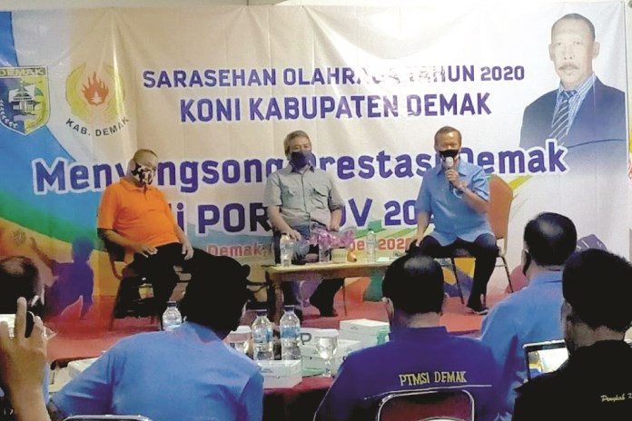 Sarasehan Haornas KONI Demak menghadirkan narasumber Kepala Dinputaru Doso Purnomo dan Kepala Dinpora Umar Surya Rabu (9/9/2020) malam. (Wahib pribadi/Jawa Pos Radar Semarang)
