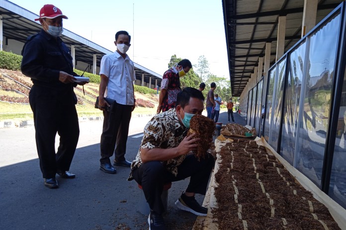 Pimpinan DPRD Kabupaten Temanggung bersama Komisi C dampingi perwakilan kades mengunjungi pabrikan Gudang Jumat (18/9/2020). (Tabah Riyadi / Jawa Pos Radar Semarang)