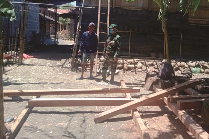 Tim Satgas TMMD Reguler 109, Kodim 0715 Kendal saat melaksanakan rehab rumah warga Desa Sendang Kulon. (Budi Setiyawan/Jawa Pos Radar Semarang)