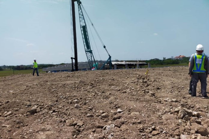 Pemadatan tanah di ruas tol Desa Karangsari, Kecamatan Karangtengah. (Wahib Pribadi/Jawa Pos Radar Semarang)