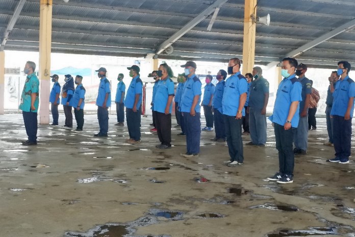 Para pegawai TPI Kota Pekalongan saat deklarasi Pembangunan Zona Integritas menuju Wilayah Bebas dari Korupsi dan Wilayah Birokrasi Bersih Melayani di TPI setempat Jumat (11/9/2020). (Lutfi Hanafi/Jawa Pos Radar Semarang)