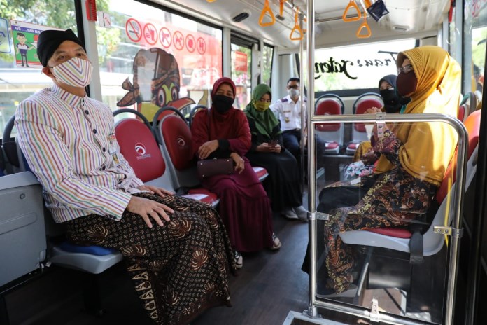 Gubernur Jateng Ganjar Pranowo menaiki BRT Trans Jateng rute Solo-Sragen setelah resmi meluncurkannya di halaman Balai Kota Surakarta, Kamis (3/9/2020). (Istimewa)