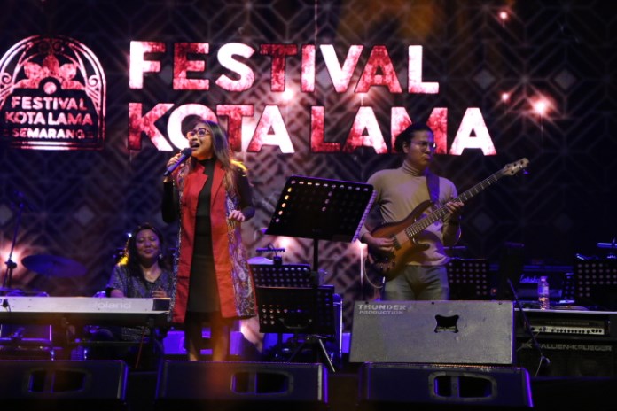 Penampilan Trie Utami dan Krakatau band di Live in Concert Festival Kota Lama (FKL) 2020 di PRPP Semarang (18/9/2020) malam. (Nurchamim/Jawa Pos Radar Semarang)