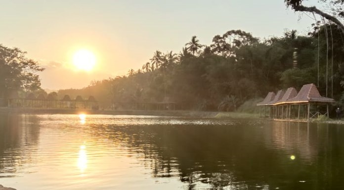 Senja dan golden time (sunrise) adalah moment yang paling diburu pelancong saat berkungjung di Umbul Mudal. (Septiani Dwi Larasati/Jawa Pos Radar Semarang)