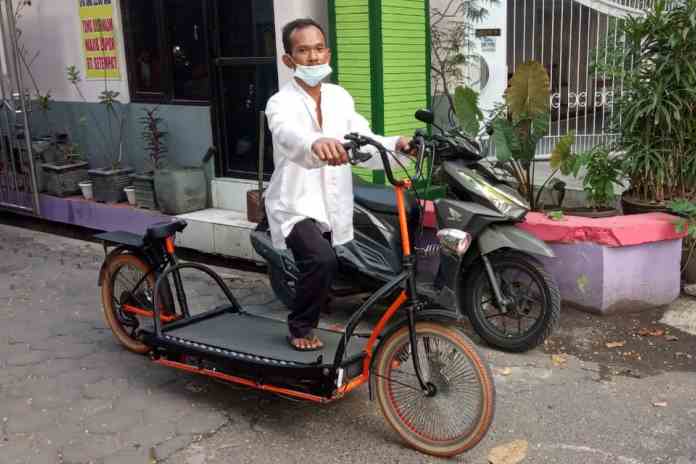 KREATIF: Sulaji saat naik sepeda treadmill buatannya. (IDA FADILAH/JAWA POS RADAR SEMARANG)