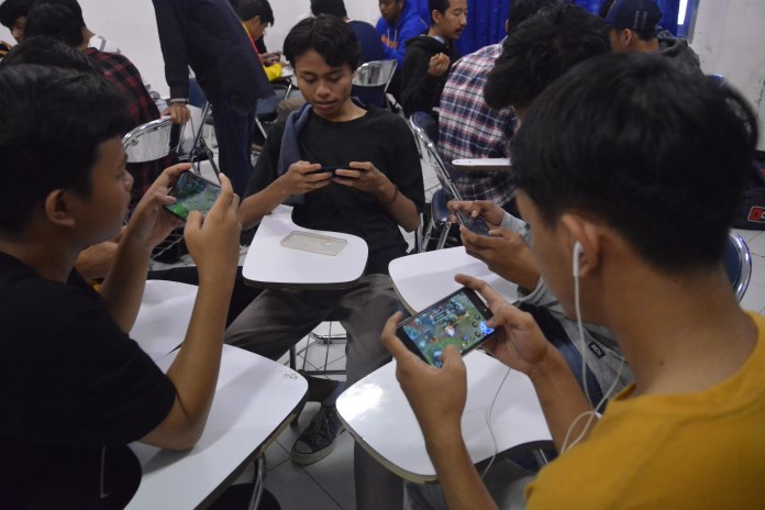 Salah satu kompetisi E-Sports Mobile Legends yang digelar di Universitas Dian Nuswantoro (Udinus) Semarang. (Adennyar Wycaksono/Jawa Pos Radar Semarang)