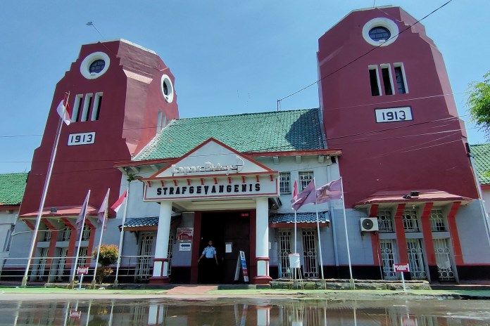 Menara kembar Lapas Kelas IIA Pekalongan masih berdiri kokoh sejak 1913. (Riyan Fadli/Jawa Pos Radar Semarang)